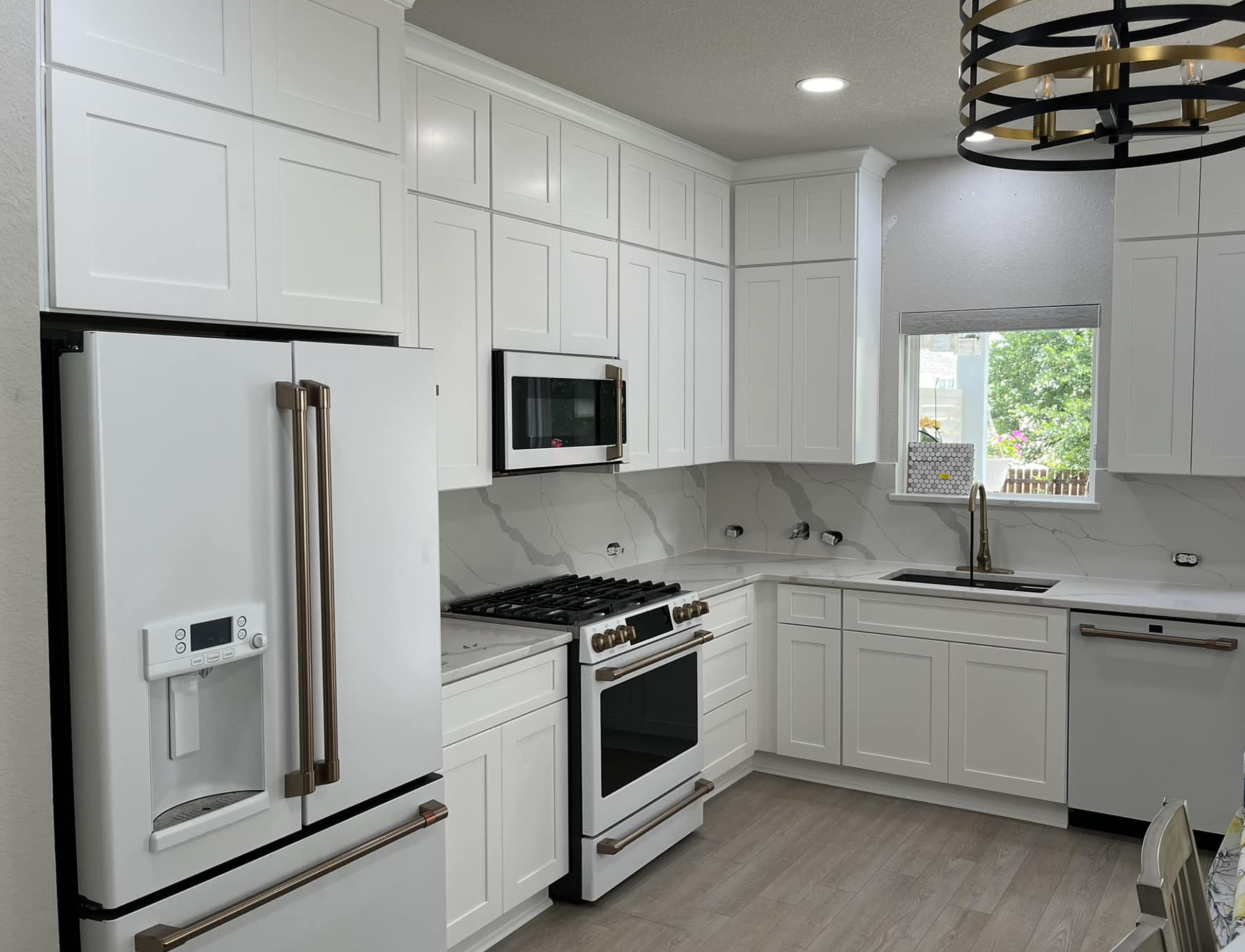 White kitchen cabinets and backsplash